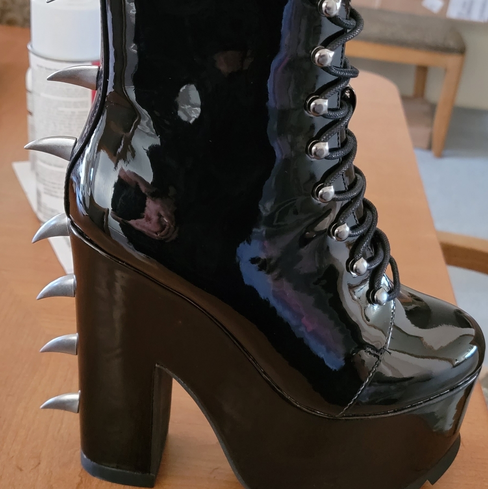 YRU S7 platform boots